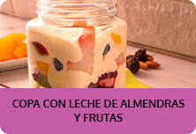 Copa con leche de almendras y frutas