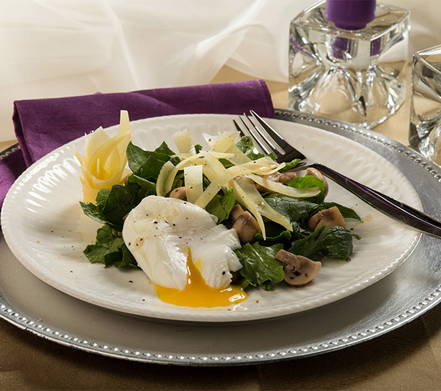 Ensalada navideña con huevos poché