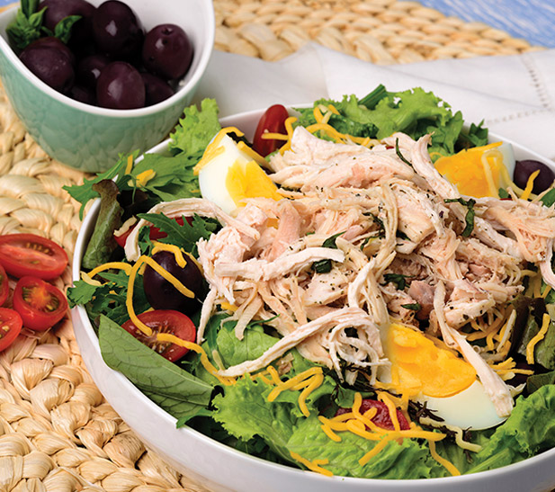 Ensalada de Pollo desmechado aceitunas y Huevo 