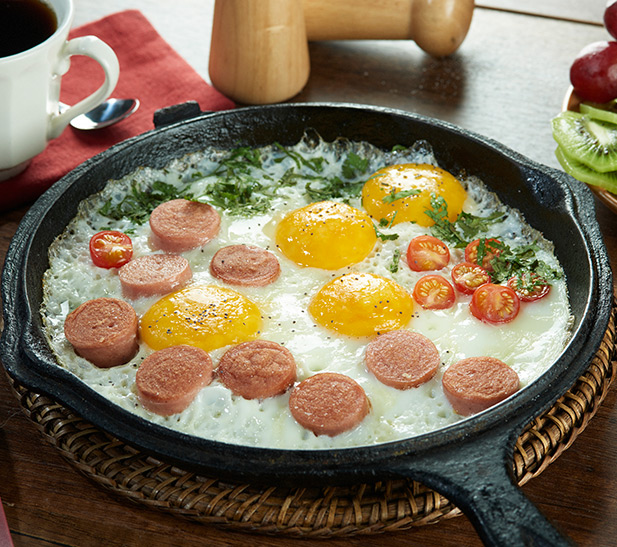Chorizo asado con huevos fritos y ensalada 