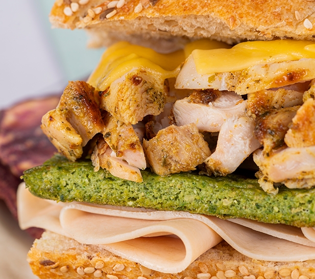 SANDWICH DE POLLO CON TORTILLA AL PESTO 