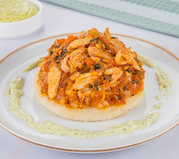 AREPA DE POLLO CON SALSA DE AJO 
