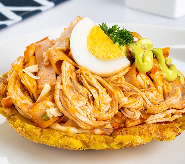 Tostón de verde con pollo desmechado