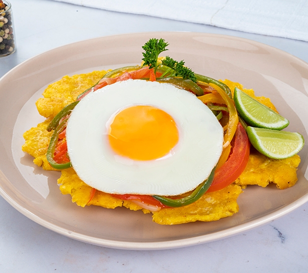 Huevos estilo bistec con patacones