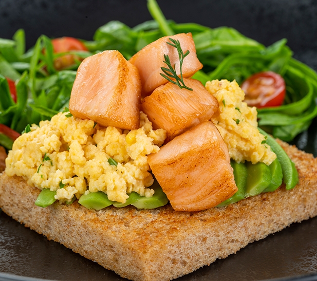 Tostada de huevos revueltos con salmón