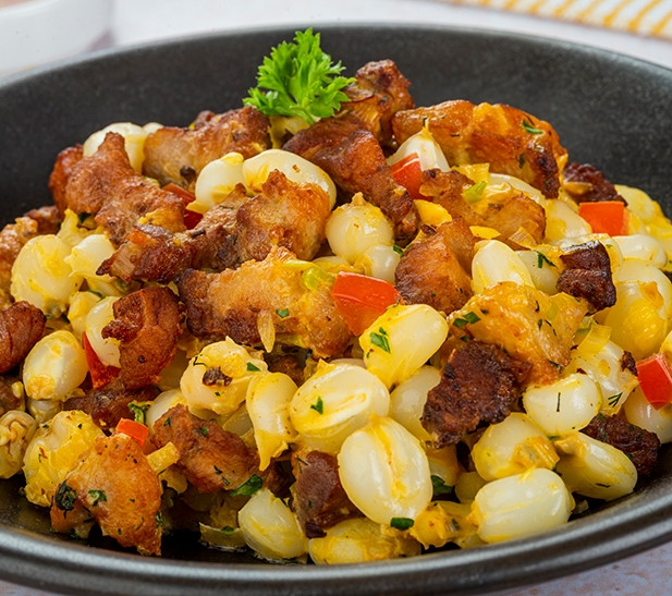Mote sucio con crema y chicharrón